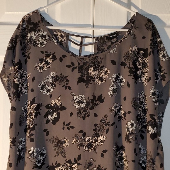 Torrid Size 2 Grey Lattice back shirt - Picture 1 of 4